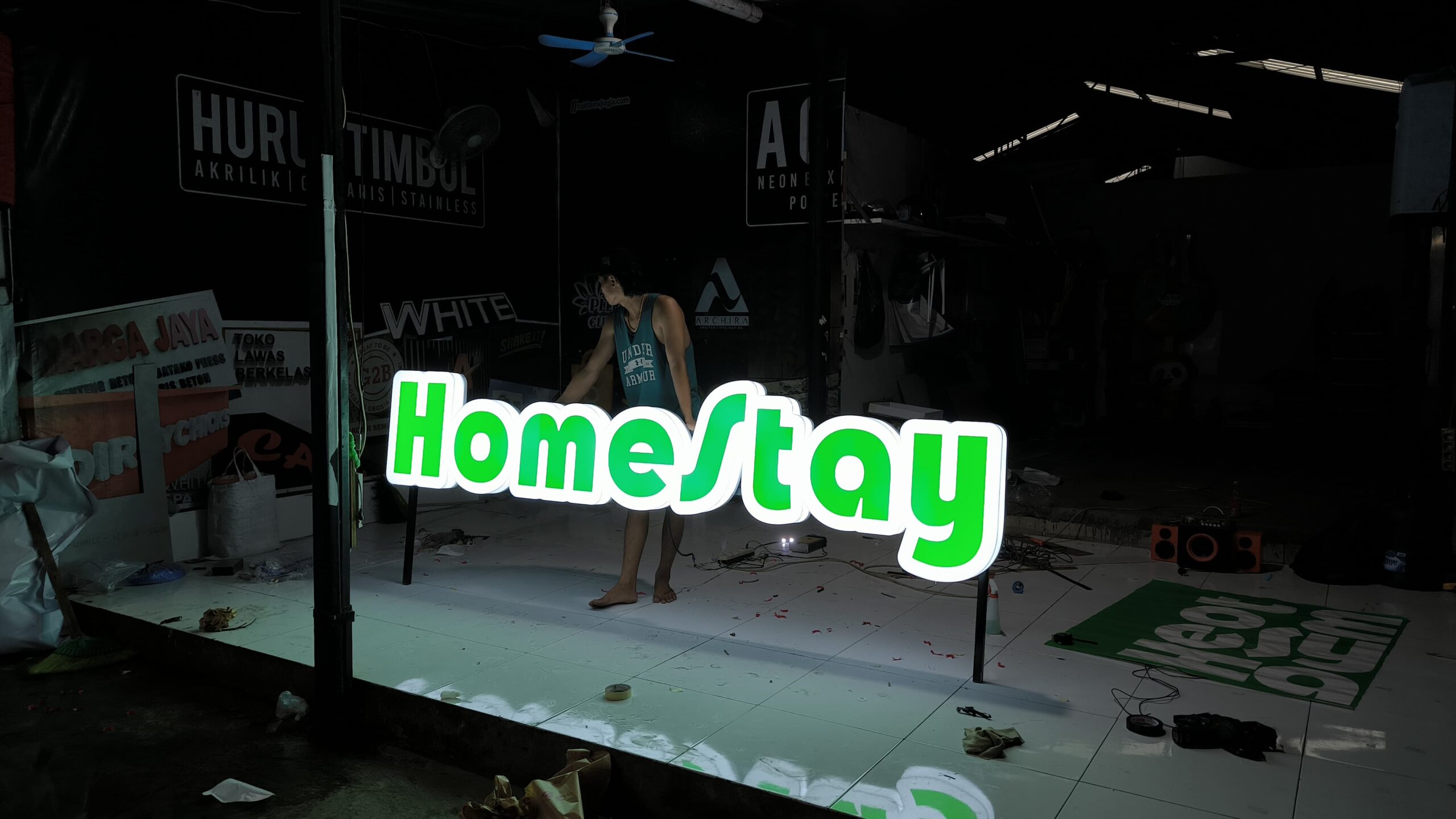 pemasangan huruf akrilik