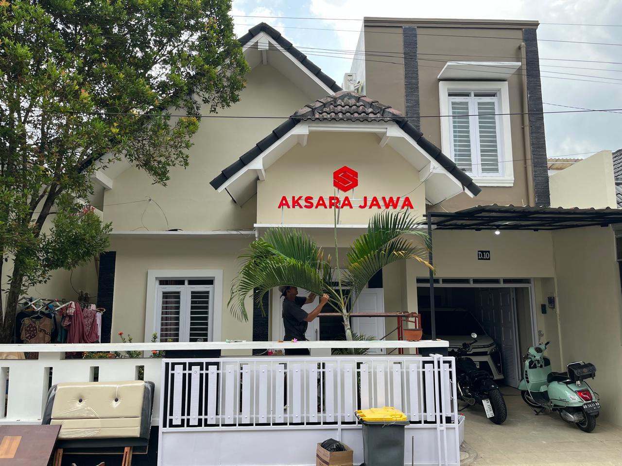 pemasangan huruf timbul