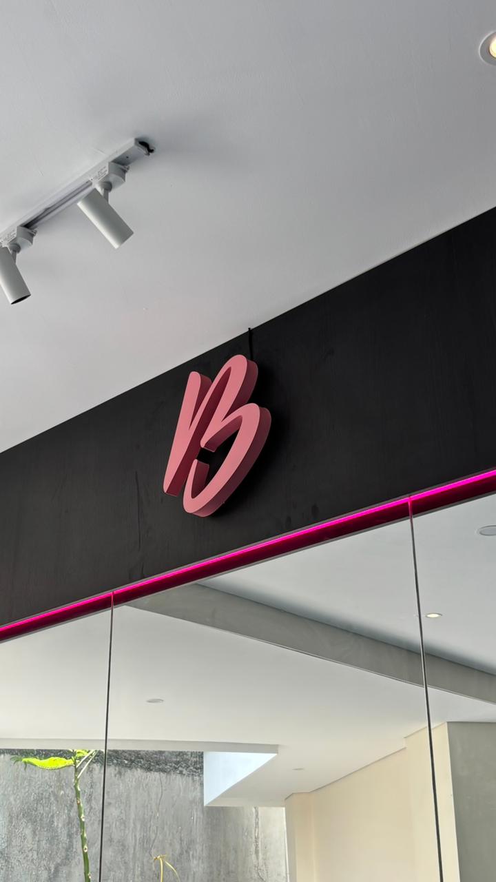 huruf 3D produksi dan pemasangan