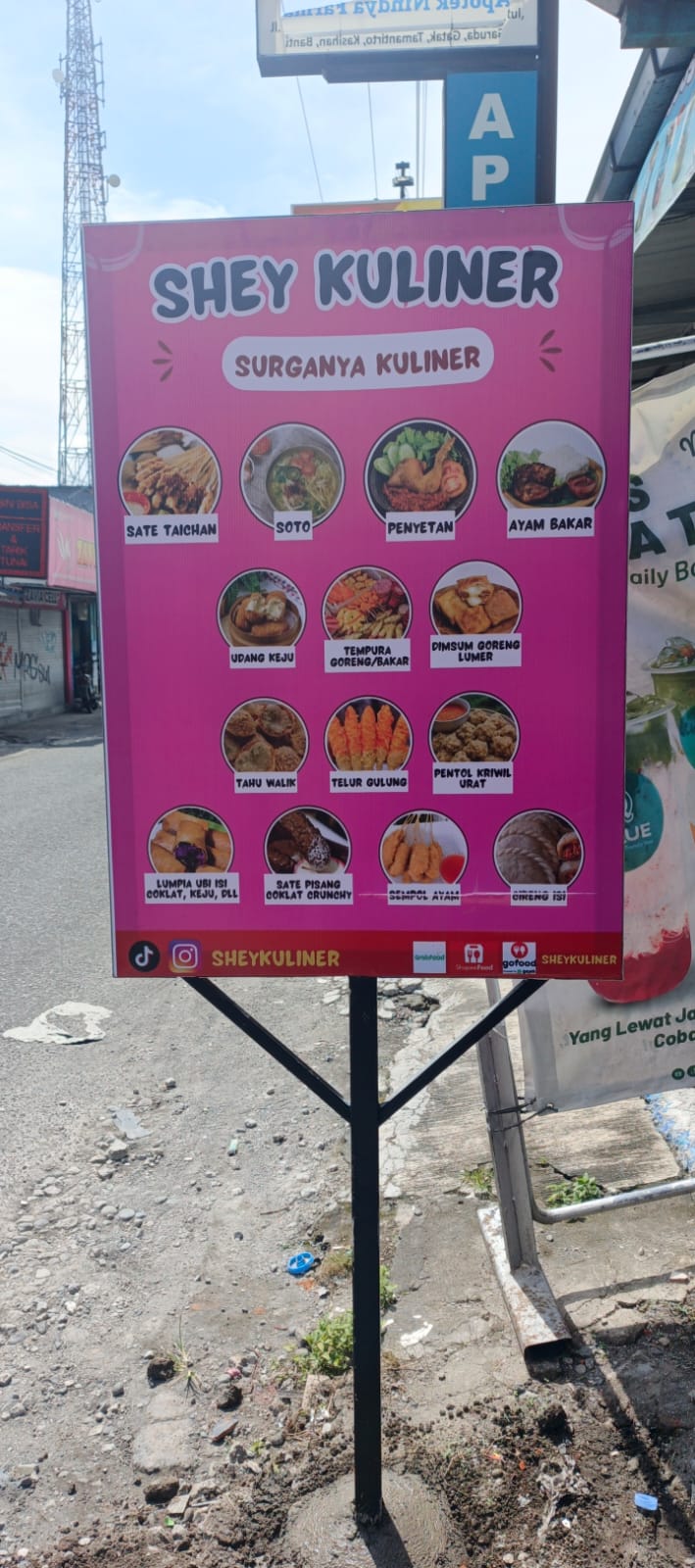 pemasangan papan nama UMKM