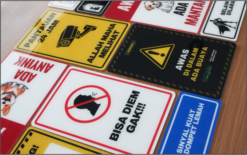 Sign akrilik untuk ruangan